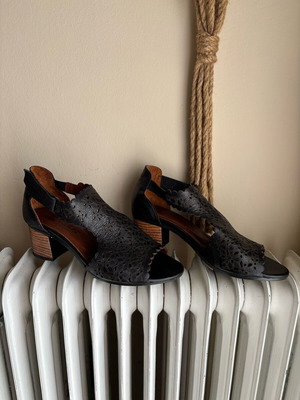 Venus leather sandal size 38 like new, black with Velcro