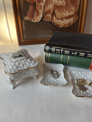 Vintage porcelain jewelry box set with 2 pin dishes, like new