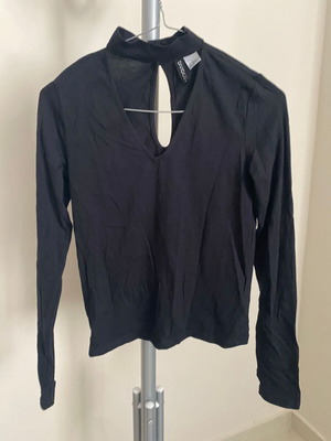 Black cutout neck top H&M Divided Small like new