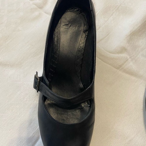 Clarks black pumps used with strap size 37