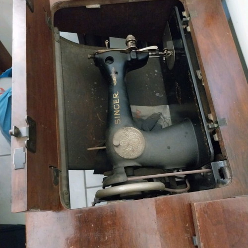 Singer Manufacturing Co. sewing machine like new with cabinet, late 1800s early 1900s