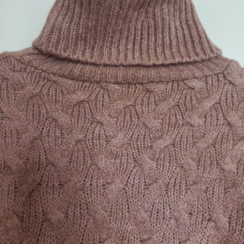 Pink salmon turtleneck sweater like new, one size with cable knit pattern