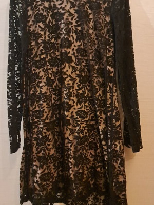 Φόρεμα δαντέλα like new, μέγεθος medium, μαύρο με nude επένδυση και τριαντάφυλλα