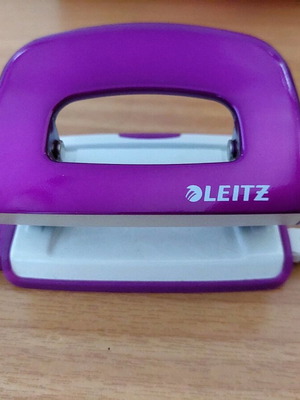 Leitz Mini perforator 10 sheets purple like new