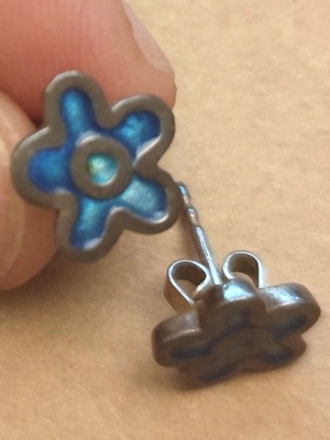 Silver stud earrings daisies with enamel like new, blue