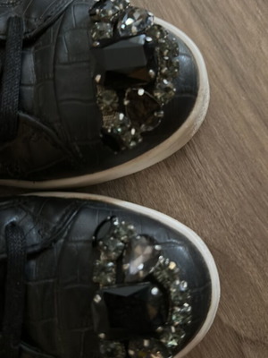 Guess γυναικεία sneakers σαν καινούργια, νούμερο 41, μαύρα με πέτρες