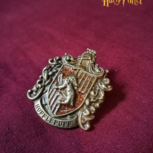 Harry Potter metal pin set new, 5 Hogwarts houses and crest
