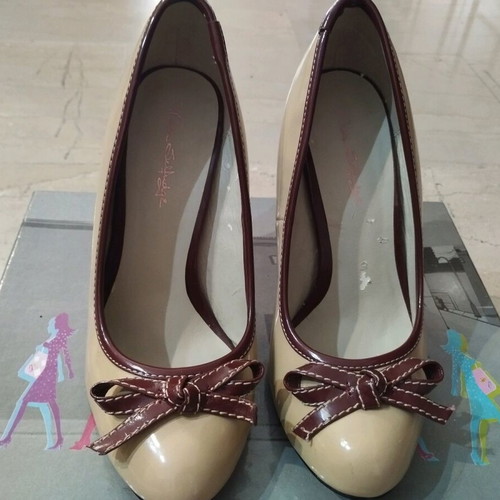 Beige patent leather pumps with burgundy bow like new