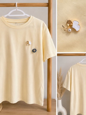 T-shirt yellow with decorative pins like new