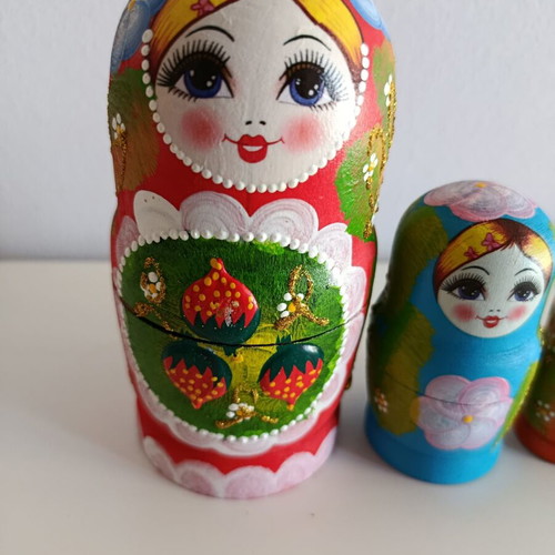 Matryoshka Babushka wooden hand-painted 5 in 1 like new
