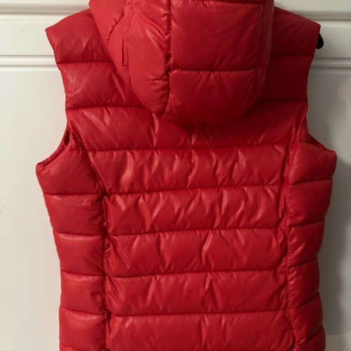 Benetton sleeveless vest with hood like new, red