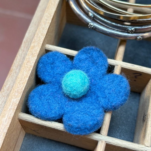 Felt ring blue flower