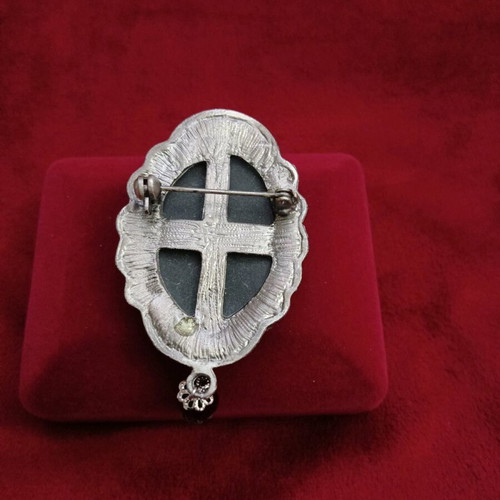 Cameo brooch Victorian style like new with rhinestones