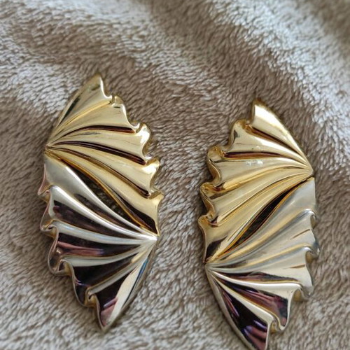 Vintage earrings like new with geometric design and ribbed details