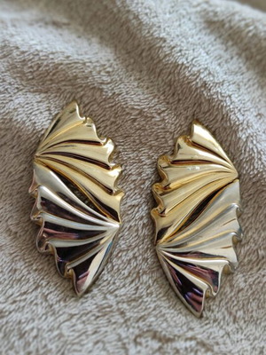 Vintage earrings like new with geometric design and ribbed details
