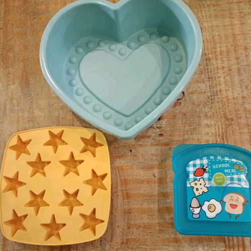 Ikea silicone molds and snack container in excellent condition