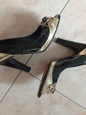 Gucci γόβες σαν καινούργιο, μαύρο και χρυσό, μέγεθος 39, τακούνι 10εκ