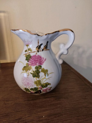 Norcrest small vintage pitcher like new with gold details and flowers