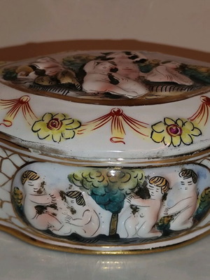Μπιζουτιέρα Capodimonte μεταχειρισμένη με ανάγλυφες παραστάσεις αγγέλων