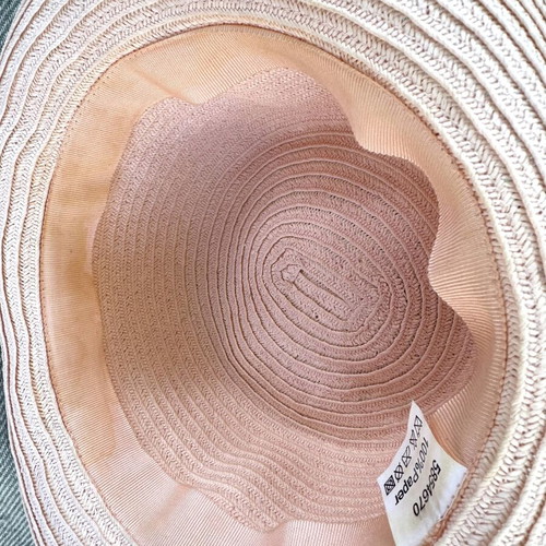 Summer hat made of paper yarn, like new, size S, salmon color
