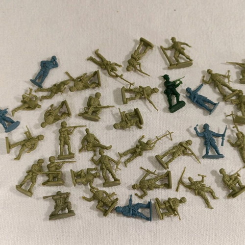 Vintage very small toy soldiers used