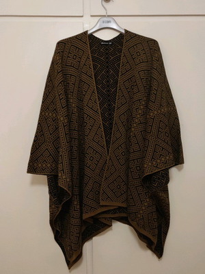 Stradivarius cape draped on shoulders like new, black and mustard