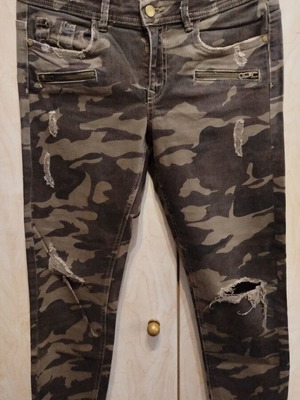 Zara military camouflage jeans small like new with rips
