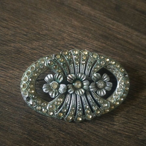 Brooch used, gray color