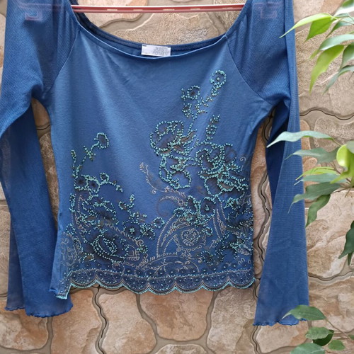 T-shirt used one size turquoise with embossed design