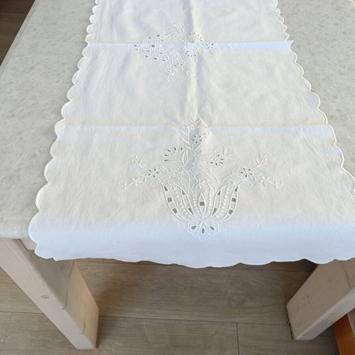 Embroidered white table runner used, 100×43 cm, elegant embossed design