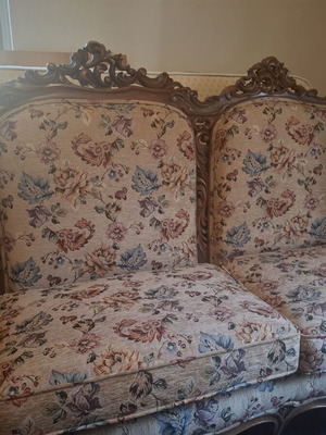 Three-Seater Antique Sofa like new with Floral Upholstery and Carved Wood Frame