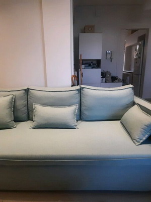 Καναπές Factory Sofa Naxos σαν καινούργιος με ταμπουρέ και μαξιλάρια βεραμάν