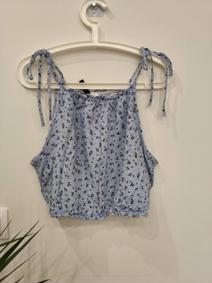 Crop top H&M с флорален десен, размер M, като нов