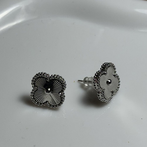 Stainless steel earrings new, silver color