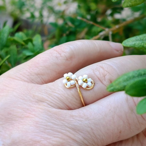 Handmade wire flower ring with adjustable size, white and gold