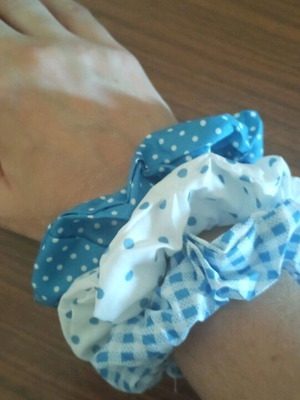 Σετ 3 scrunchies λάστιχα μαλλιών νέα, μαλακό σατινέ ύφασμα