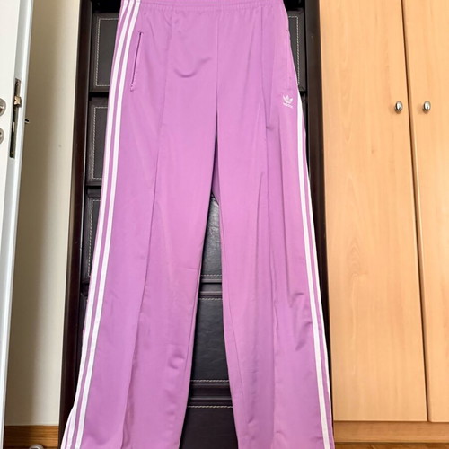 Adidas tracksuit like new in beautiful color, size M
