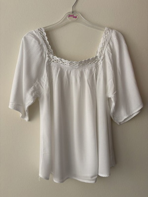 White blouse size M like new, 100% viscose, airy and loose
