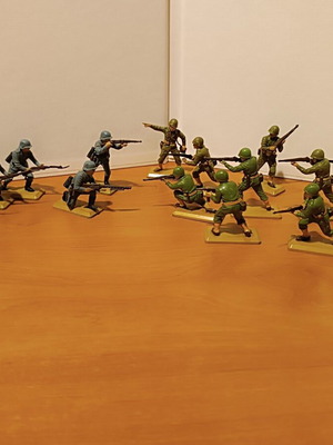 Britains Deetail 1st Generation 1971 Military Figures, 17 pcs