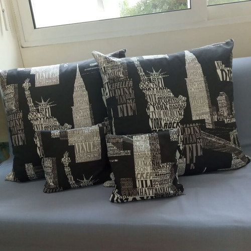 Decorative pillows set of 4 with New York pattern, like new