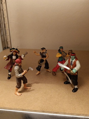Pirate figure set 5 pieces like new