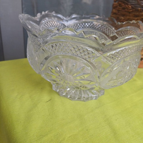 Decorative heavy bowl with flower base 0.20 opening like new