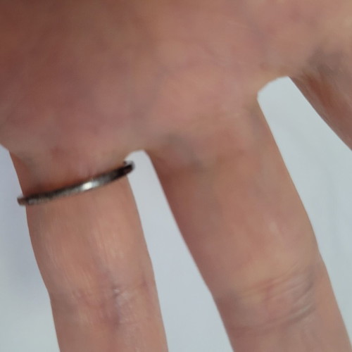 Thin ring-veraki with subtle rhinestones