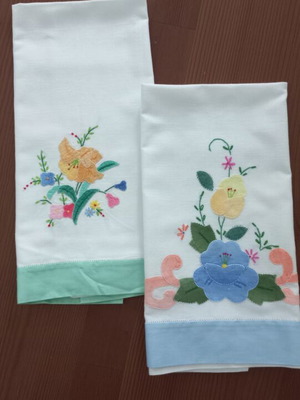 Vintage embroidered cotton tea towels set of 2 like new