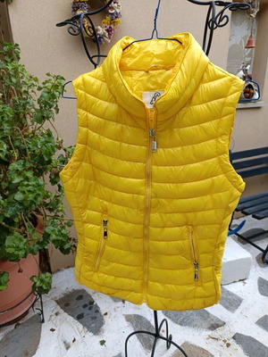 Sleeveless jacket size S new, yellow with pockets