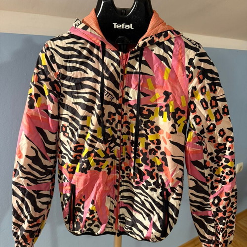 Killah sports jacket like new, colorful, wind and rain resistant