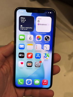 iPhone 11 Pro Max 256GB Mint Green used with Spigen case