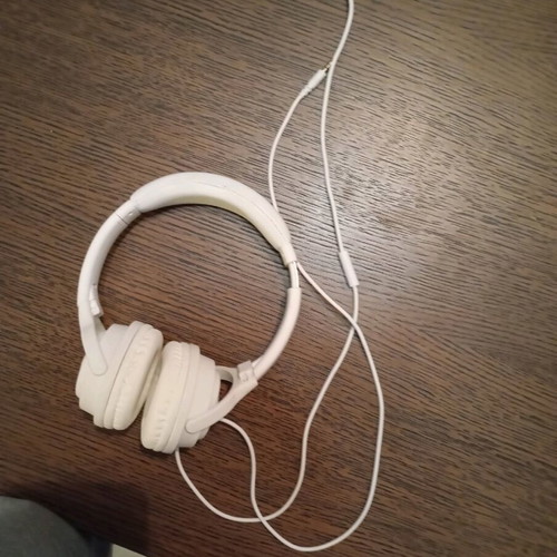 Wired headphones like new, white with pause button