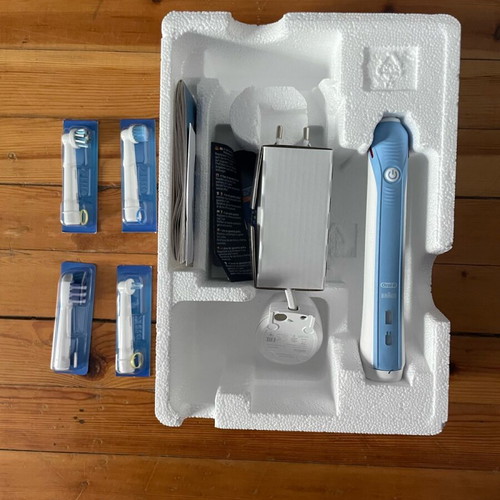 Oral B Pro 2000 electric toothbrush new with 4 heads, timer and pressure sensor