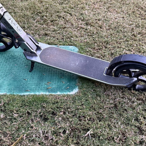 Metal folding scooter like new with handlebar brake